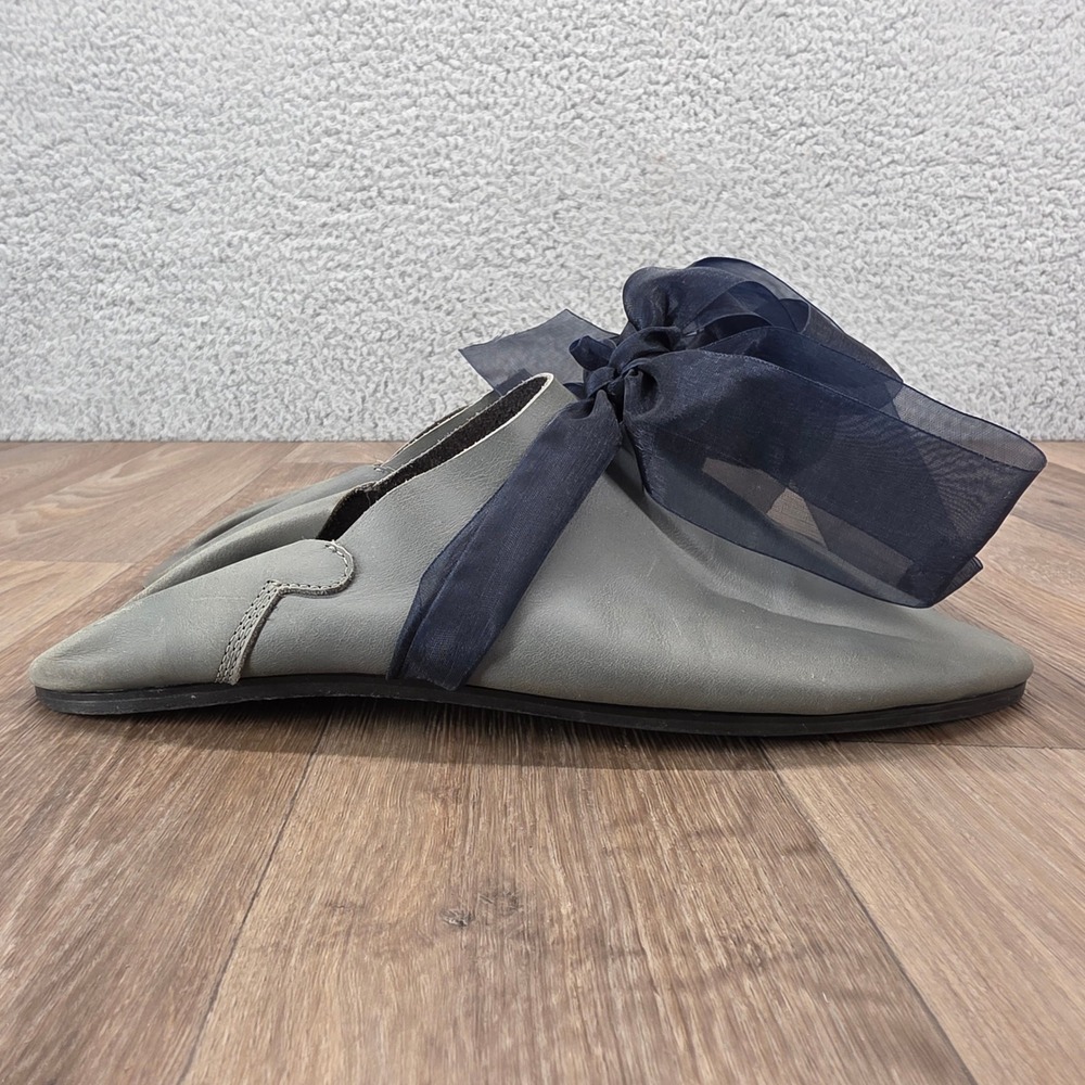 SULU Women's 38 Gray Leather Pointed Toe Flats with Navy Ribbon Slip On Slides‎